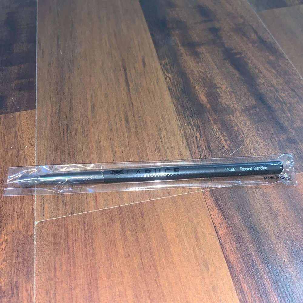 Laruce LR007 Tapered Blending Brush NWT New in Bag Vegan Eye Crease Brush